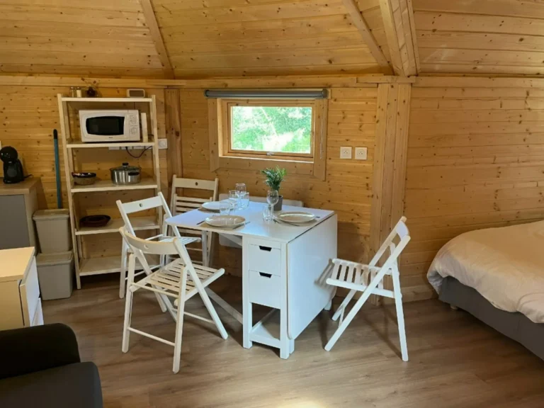 Intérieur du kota avec table et chaises