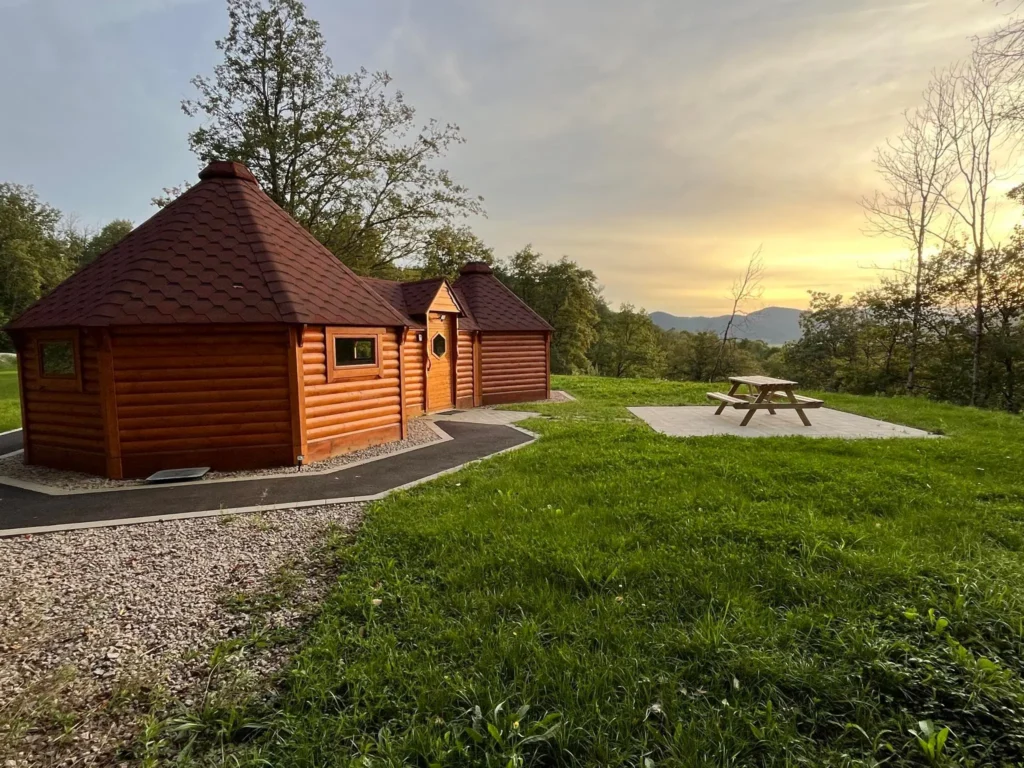 Kota biche avec coucher de soleil, et vue sur l'extérieur des kotas, et le mobilier extérieur