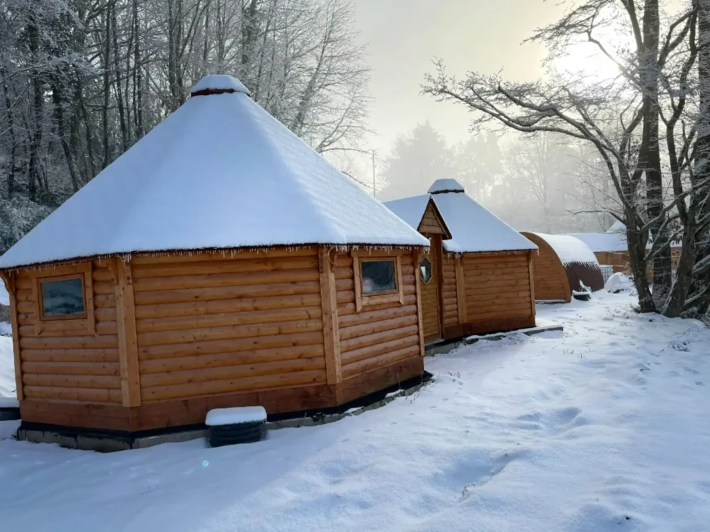 Vue des kotas sous la neige en hiver