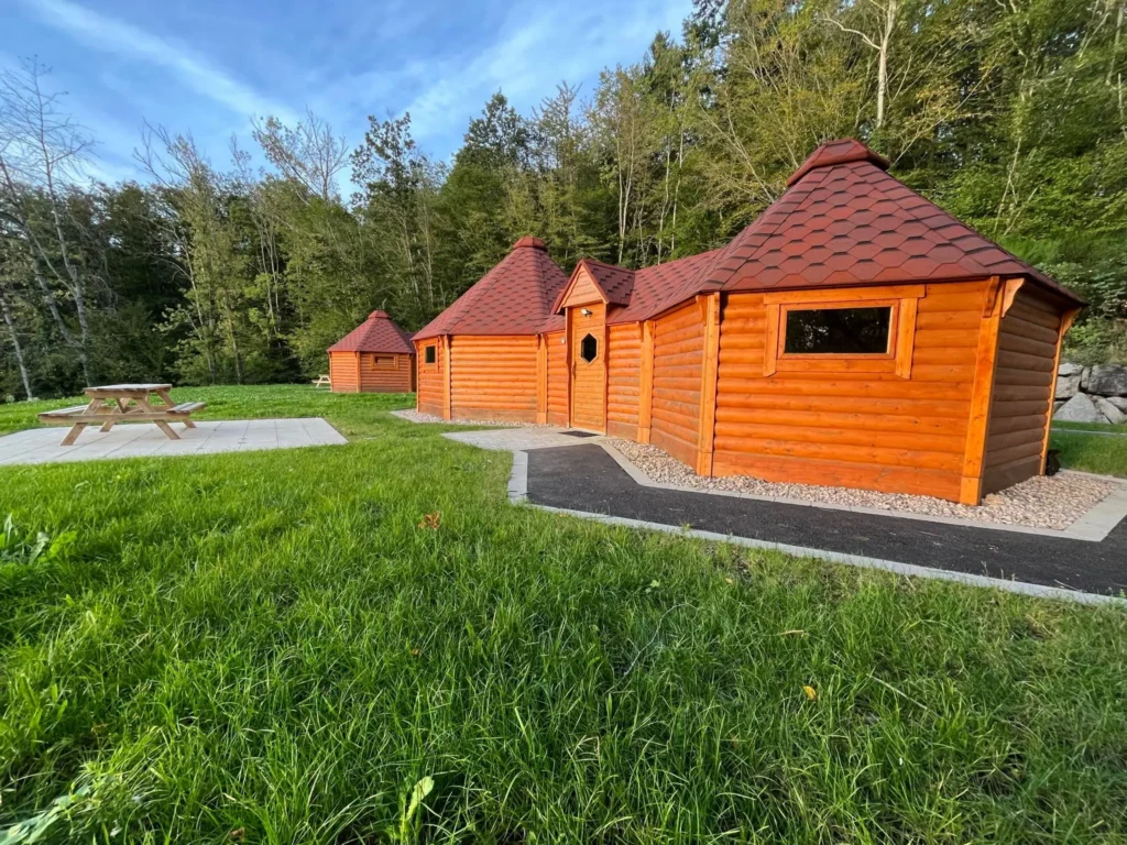 Présentation du kota écureuil, avec la verdure autour