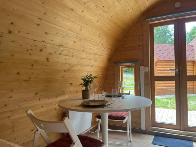 Porte vitrée et table dressée pour le repas dans le kota hérisson